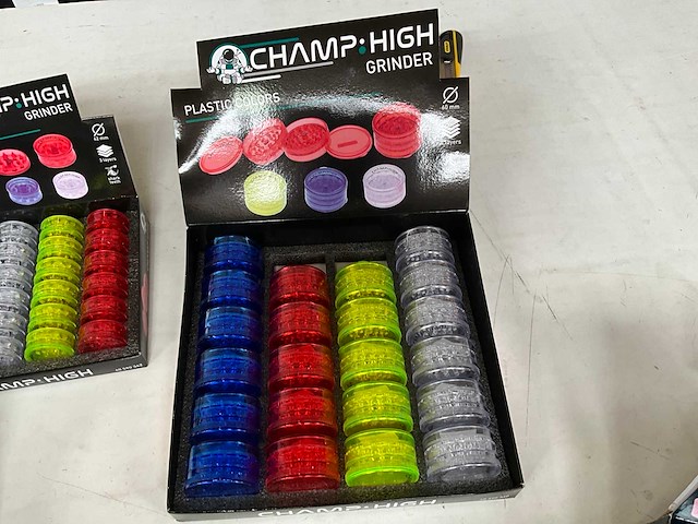 Champ high diverse grinders in display - afbeelding 6 van  8