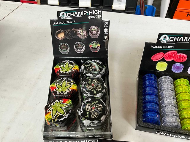 Champ high diverse grinders in display - afbeelding 8 van  8