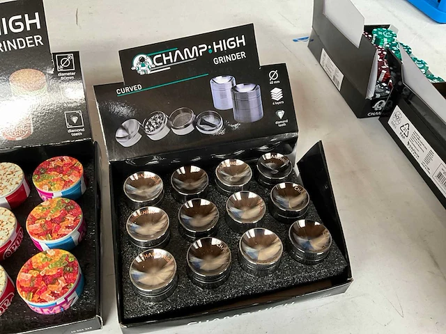 Champ high diverse grinders in display - afbeelding 5 van  7