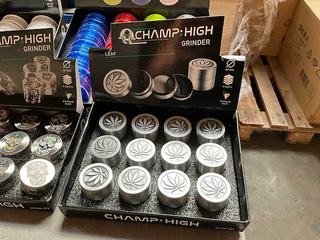 Champ high diverse grinders in display - afbeelding 4 van  8