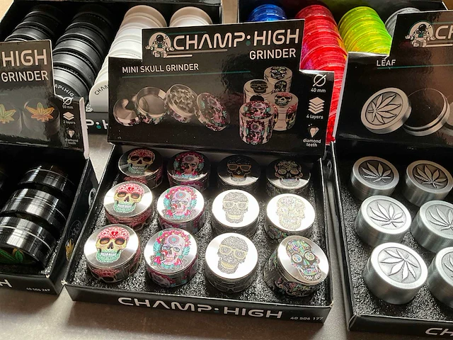 Champ high diverse grinders in display - afbeelding 5 van  8