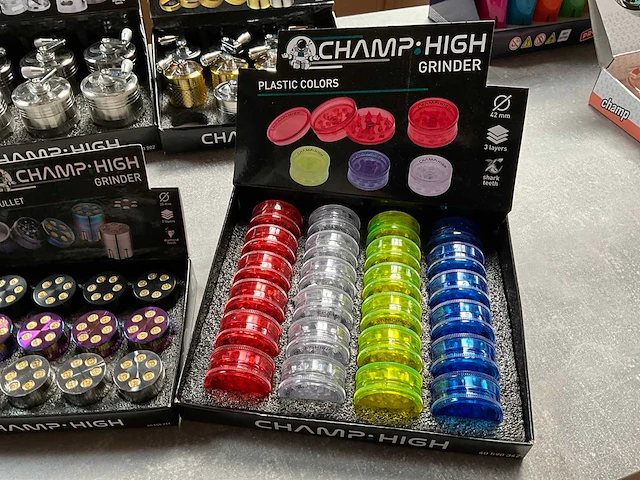 Champ high diverse grinders in display - afbeelding 5 van  9