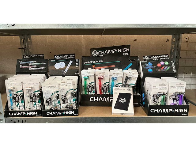 Champ high diverse rookwaren in display - afbeelding 1 van  5