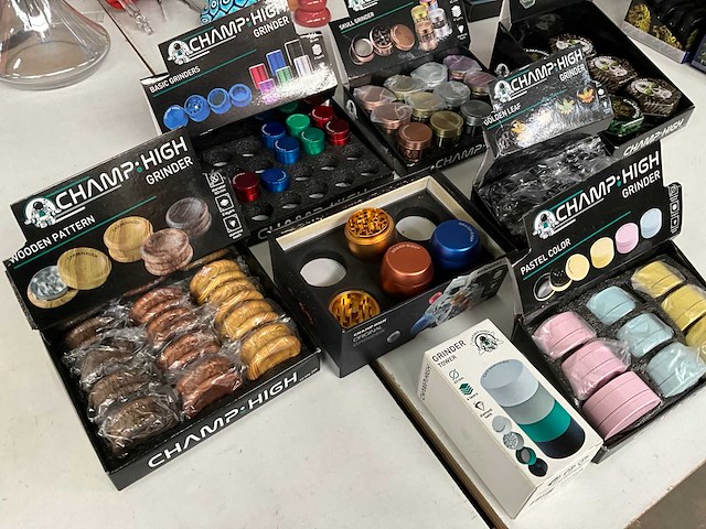 Champ high mix kavel diverse grinders in display - afbeelding 2 van  11