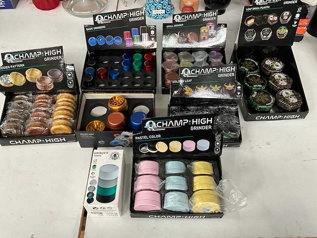 Champ high mix kavel diverse grinders in display - afbeelding 1 van  11