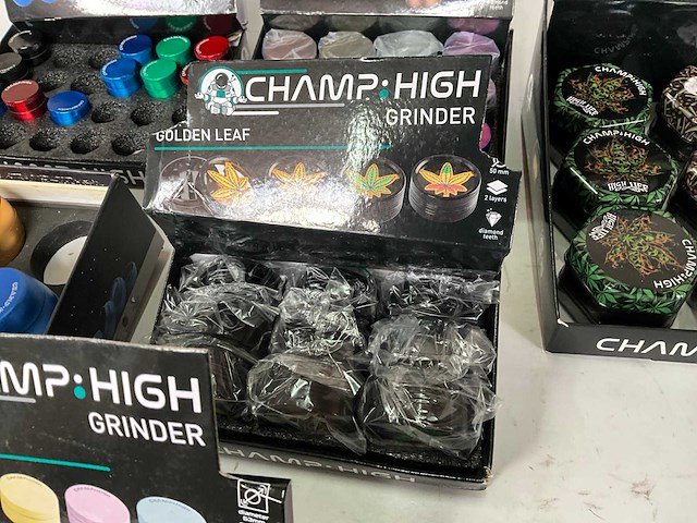 Champ high mix kavel diverse grinders in display - afbeelding 8 van  11