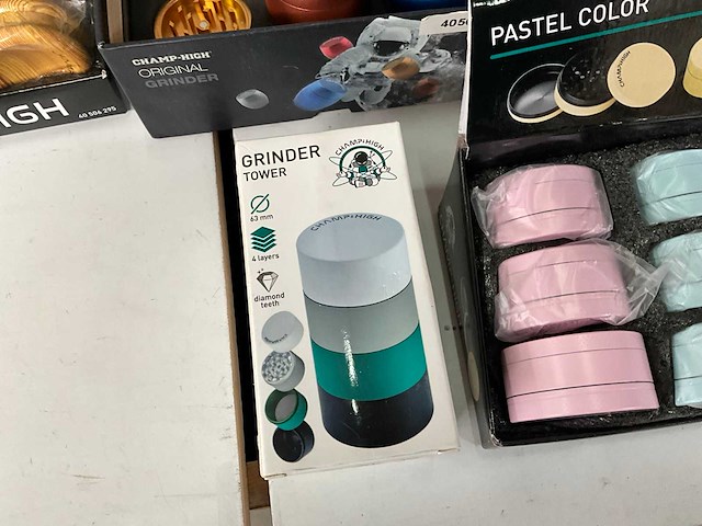 Champ high mix kavel diverse grinders in display - afbeelding 10 van  11