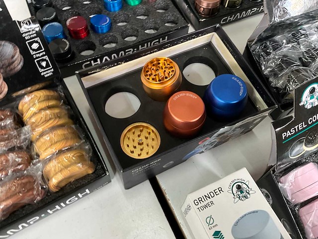 Champ high mix kavel diverse grinders in display - afbeelding 11 van  11