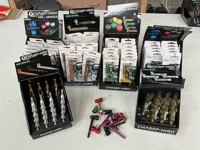 Champ high mix kavel diverse pijpen in display - afbeelding 1 van  7