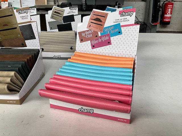 Champ mix kavel diverse tabak hoesjes in display - afbeelding 1 van  1