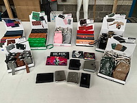 Champ mix kavel diverse tabak/sigaret hoesjes in display - afbeelding 1 van  7