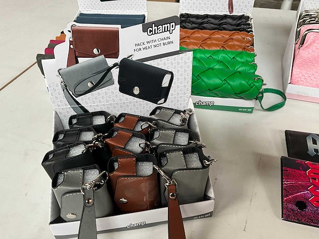 Champ mix kavel diverse tabak/sigaret hoesjes in display - afbeelding 2 van  7