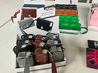Champ mix kavel diverse tabak/sigaret hoesjes in display - afbeelding 2 van  7