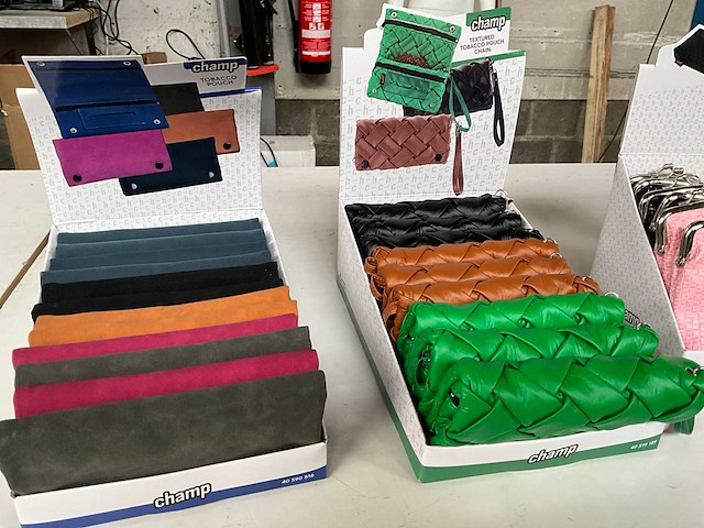 Champ mix kavel diverse tabak/sigaret hoesjes in display - afbeelding 3 van  7
