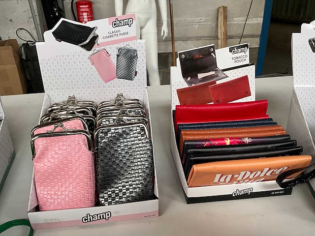 Champ mix kavel diverse tabak/sigaret hoesjes in display - afbeelding 4 van  7