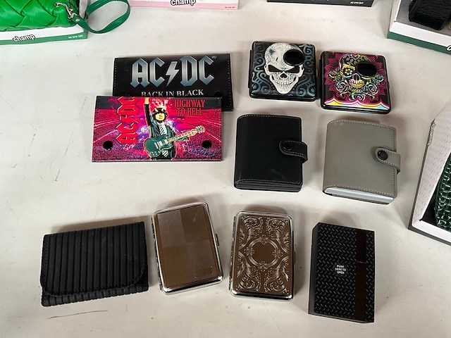 Champ mix kavel diverse tabak/sigaret hoesjes in display - afbeelding 5 van  7