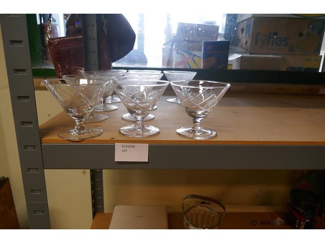 Champagne coupjes in oud glas - afbeelding 1 van  1