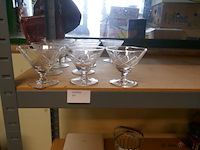 Champagne coupjes in oud glas - afbeelding 1 van  1