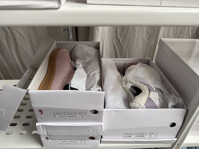 Chaussures e.a. (+/- 120 paires) - afbeelding 4 van  20