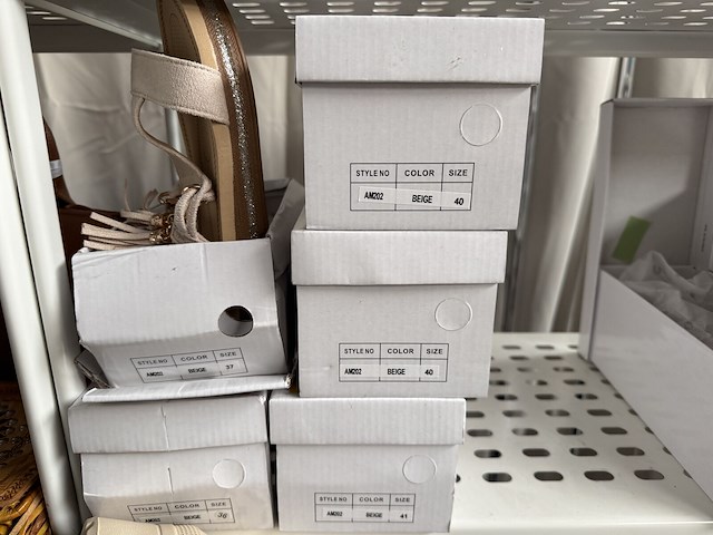 Chaussures e.a. (+/- 120 paires) - afbeelding 6 van  20