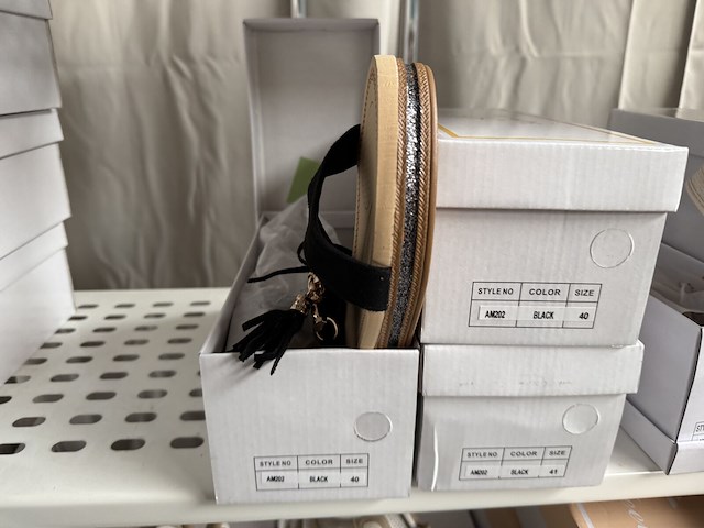 Chaussures e.a. (+/- 120 paires) - afbeelding 7 van  20