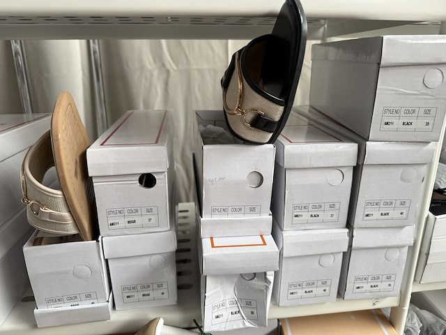 Chaussures e.a. (+/- 120 paires) - afbeelding 8 van  20