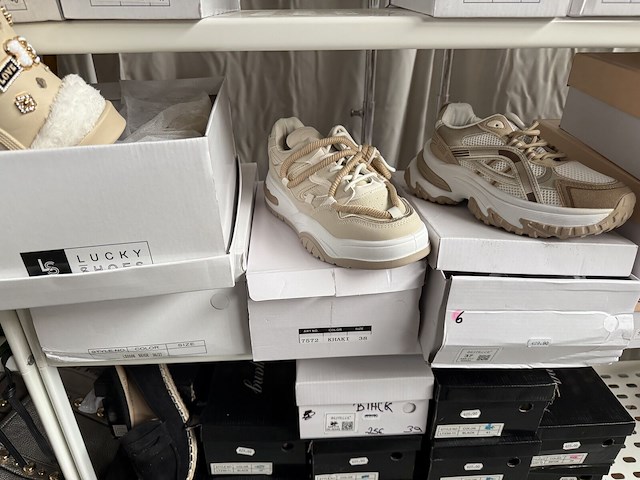 Chaussures e.a. (+/- 120 paires) - afbeelding 10 van  20