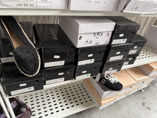 Chaussures e.a. (+/- 120 paires) - afbeelding 11 van  20