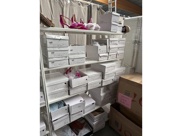 Chaussures e.a. (+/- 120 paires) - afbeelding 12 van  20