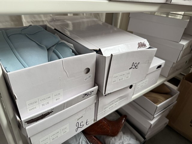 Chaussures e.a. (+/- 120 paires) - afbeelding 18 van  20
