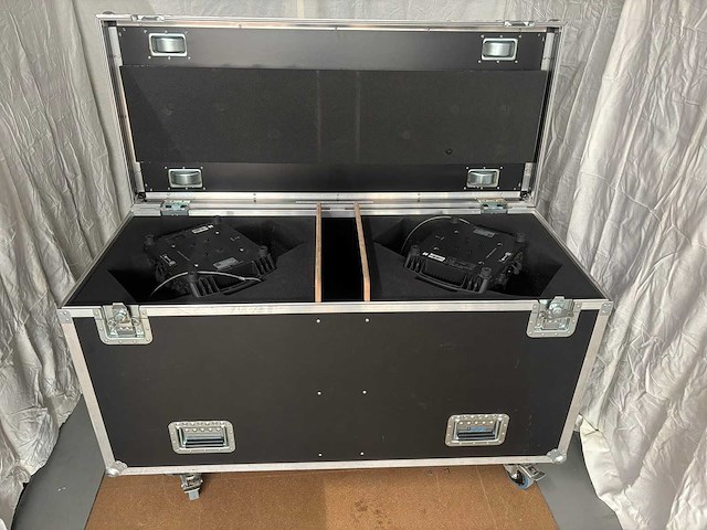 Chauvet - storm 1 hybrid - case met 2x chauvet storm 1 hybrid (2x) - afbeelding 1 van  2