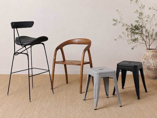 Chehoma houten stoel + golfkruk 75 cm zwart + 2 lage tolix zwarte en zilveren krukken - afbeelding 1 van  9