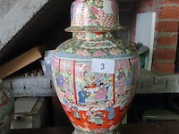 Chinese dekselvaas op porseleinen sokkel