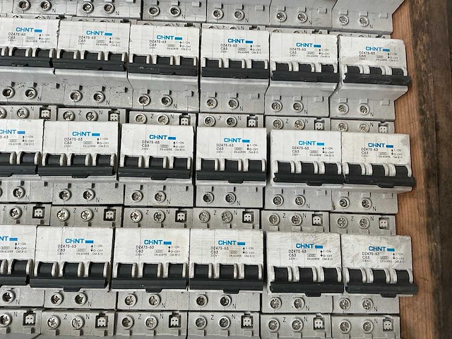 Chint dz47s-63 c63 partij installatieautomaten - afbeelding 3 van  5