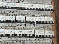 Chint dz47s-63 c63 partij installatieautomaten - afbeelding 3 van  5