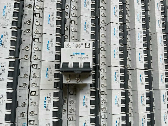 Chint dz47s-63 c63 partij installatieautomaten - afbeelding 4 van  5