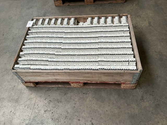 Chint dz47s-63 c63 partij installatieautomaten - afbeelding 1 van  6