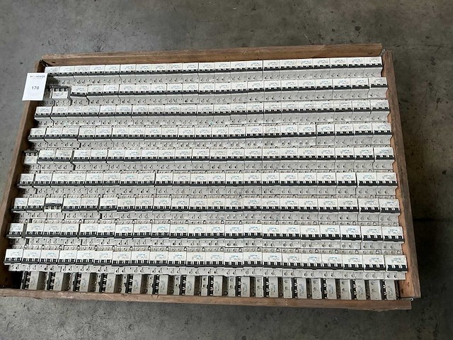 Chint dz47s-63 c63 partij installatieautomaten - afbeelding 2 van  5