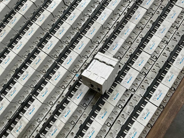 Chint dz47s-63 c63 partij installatieautomaten - afbeelding 2 van  2