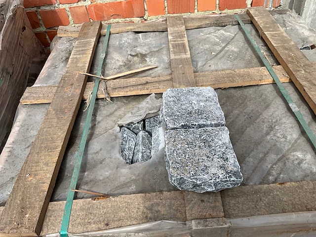 Chittor black natural and tumbled natuursteen tuintegels ca. 8m2 - afbeelding 1 van  4