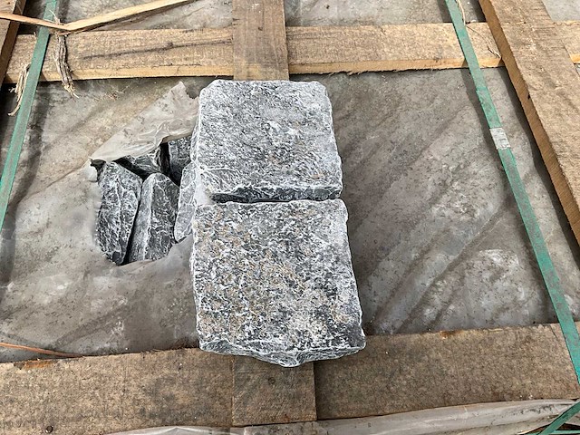 Chittor black natural and tumbled natuursteen tuintegels ca. 8m2 - afbeelding 2 van  4