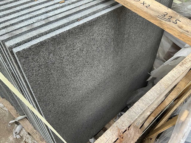 Chn flamed en brushed natuursteen tuintegel ca. 20,48m2 - afbeelding 1 van  2