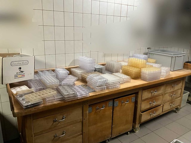 Chocolate world lot chocoladevormen pralines (divers) - stuks (200x) - afbeelding 1 van  17