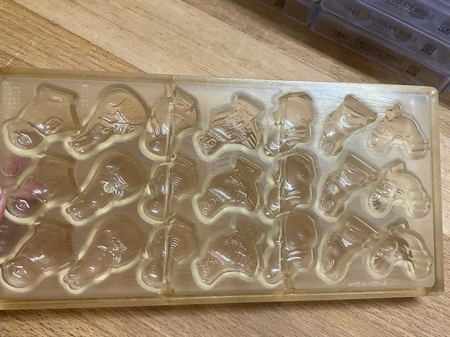 Chocolate world lot chocoladevormen “pralines & eitjes pasen” - 84 stuks (84x) - afbeelding 15 van  16