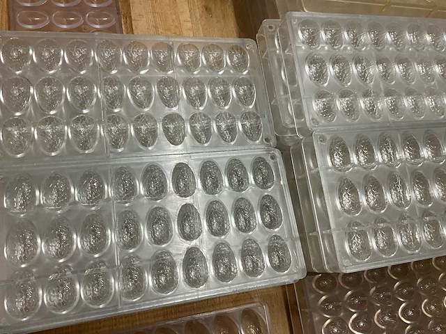 Chocolate world lot chocoladevormen “pralines & eitjes pasen” - 84 stuks (84x) - afbeelding 12 van  16