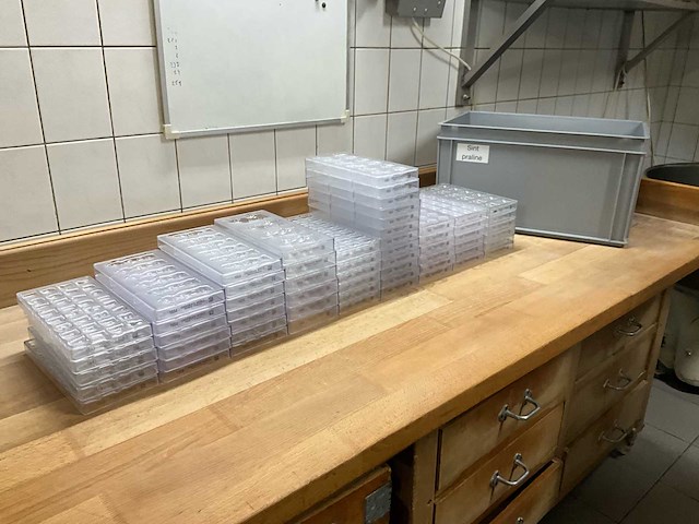 Chocolate world lot chocoladevormen “pralines sint” - 60stuks (60x) - afbeelding 1 van  11