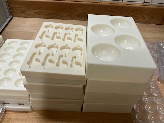 Chocolate world lot chocoladevormen “voetbal” / “erotiek” / “vader-moederdag - 46 stuks (46x) - afbeelding 3 van  15