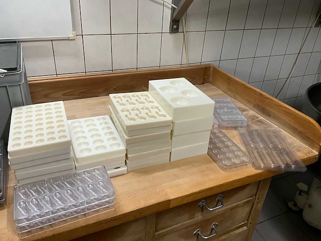 Chocolate world lot chocoladevormen “voetbal” / “erotiek” / “vader-moederdag - 46 stuks (46x) - afbeelding 1 van  15