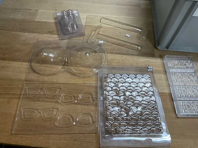 Chocolate world lot chocoladevormen “voetbal” / “erotiek” / “vader-moederdag - 46 stuks (46x) - afbeelding 8 van  15