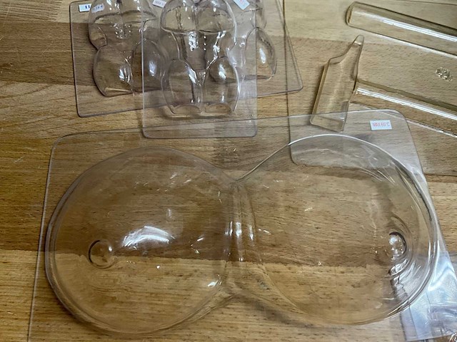 Chocolate world lot chocoladevormen “voetbal” / “erotiek” / “vader-moederdag - 46 stuks (46x) - afbeelding 10 van  15